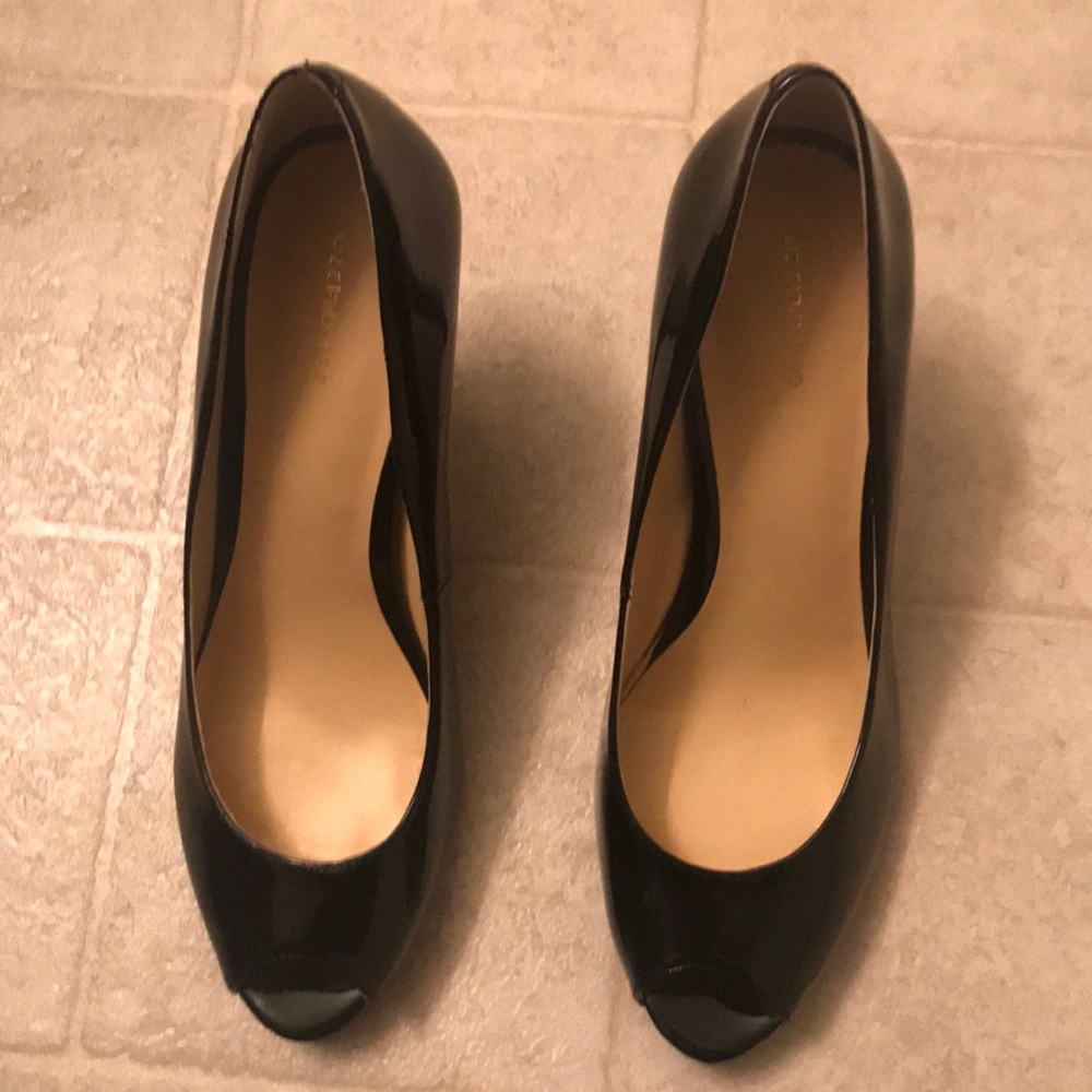 Liz Claiborne peeka boo pumps, like new condition